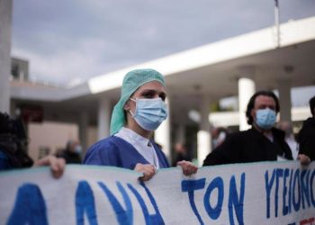 Η πανδημία… «τελείωσε», οι εκατόμβες νεκρών συνεχίζονται