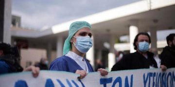 Η πανδημία… «τελείωσε», οι εκατόμβες νεκρών συνεχίζονται