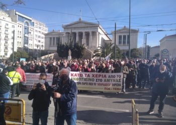 Με ΜΑΤ και χημικά χτύπησαν τη μαζική συγκέντρωση για τα βαρέα και ανθυγιεινά (φωτο)