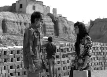 «Έρημη χώρα»: Μια ταινία ασπρόμαυρη, όπως και οι ζωές των εργατών