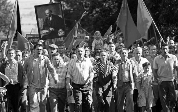 Αγαπητοί Σύντροφοι: Σοσιαλισμός κατά εργατών;