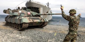 «Συνωστισμός» μηχανών του πολέμου από τον Έβρο ως την Κρήτη