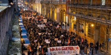 Με τις σημαίες ΕΕ και ΝΑΤΟ ή ενάντια στον ιμπεριαλισμό;