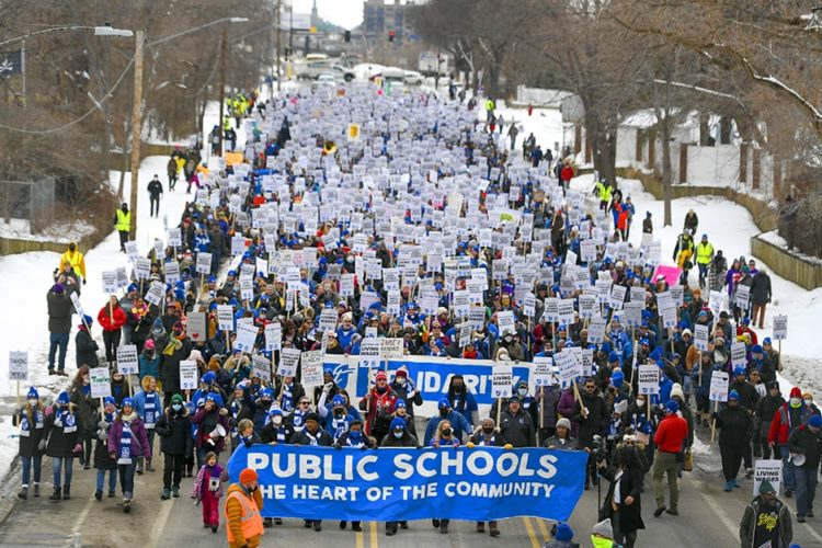 Στους ρυθμούς των απεργών εκπαιδευτικών η Μινεάπολη
