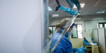 Νοσοκομεία: Η κυβέρνηση «καλωσορίζει» τους ιδιώτες με χιλιάδες απολύσεις