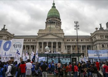 Αναμέτρηση σε τρία μέτωπα στην Αργεντινή: ΔΝΤ, κεφάλαιο και κυβέρνηση