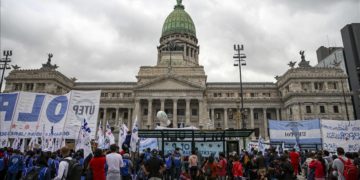 Αναμέτρηση σε τρία μέτωπα στην Αργεντινή: ΔΝΤ, κεφάλαιο και κυβέρνηση