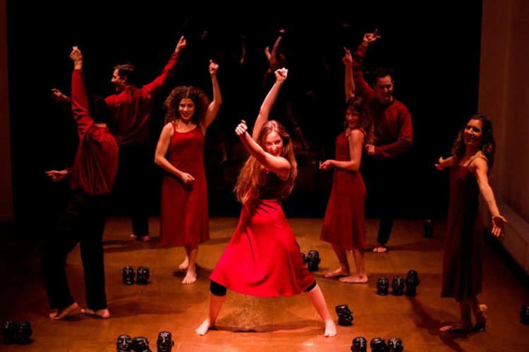 Ρόζυ Μονάκη: «Σε αυτή την εποχή η τέχνη πρέπει να αποτελέσει καταφύγιο αλλά και σημείο φυγής»