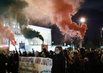 Η χρονιά που όσο το σκοτάδι άπλωνε, τόσο το φως πάλευε να ξεπροβάλλει