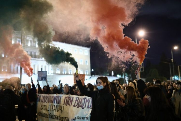 Η χρονιά που όσο το σκοτάδι άπλωνε, τόσο το φως πάλευε να ξεπροβάλλει