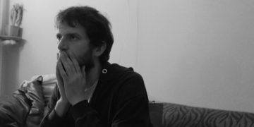 Ο Ηλίας Κούτλας μιλάει για την παράσταση «Να γιατί πεθαίνω σύντροφοι!»