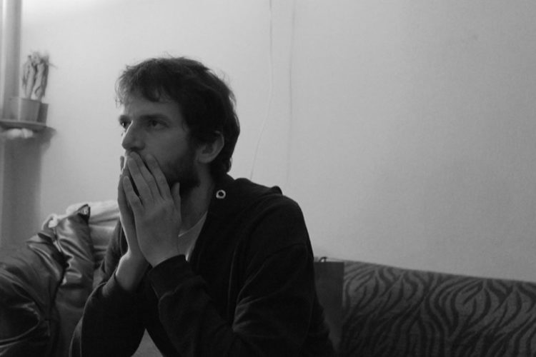 Ο Ηλίας Κούτλας μιλάει για την παράσταση «Να γιατί πεθαίνω σύντροφοι!»