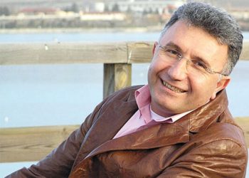 Μετίν Τουράν: Δεν θα γράφω πλέον ποιήματα για την ειρήνη