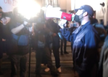 Αγωνιστικός χαιρετισμός ναύτη με στολή στην αντιπολεμική διαδήλωση
