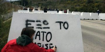 «Μ΄αεροπλάνα και βαπόρια» η εμπλοκή και Ζελένσκι στη βουλή