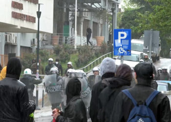 Αστυνομική εισβολή στο ΑΠΘ: Οι φοιτητές πέταξαν έξω ΜΑΤ και ασφαλίτες