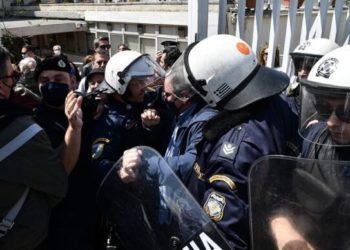 Επίθεση των ΜΑΤ στους απεργούς του ΟΑΕΔ (βίντεο)