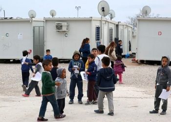 Καμπ Ελαιώνα: Διώχνουν πρόσφυγες για τη «Διπλή Ανάπλαση»