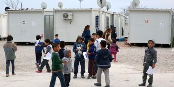 Καμπ Ελαιώνα: Διώχνουν πρόσφυγες για τη «Διπλή Ανάπλαση»