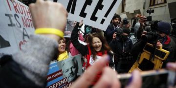 Ασάνζ στη φυλακή, δημοκρατία  στην εντατική