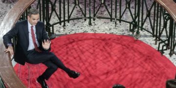 Κλονίζεται και ψάχνει  (συν)εταίρους ο Μητσοτάκης