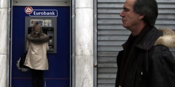 Eurobank: Συρρίκνωση δικτύου και εκβιασμοί εργαζομένων