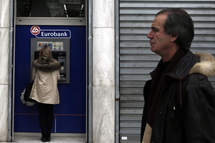 Eurobank: Συρρίκνωση δικτύου και εκβιασμοί εργαζομένων