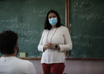 «Κόβουν» θέσεις στα ΑΕΙ, προσφέρουν «πελατεία» στα κολλέγια