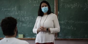 «Κόβουν» θέσεις στα ΑΕΙ, προσφέρουν «πελατεία» στα κολλέγια