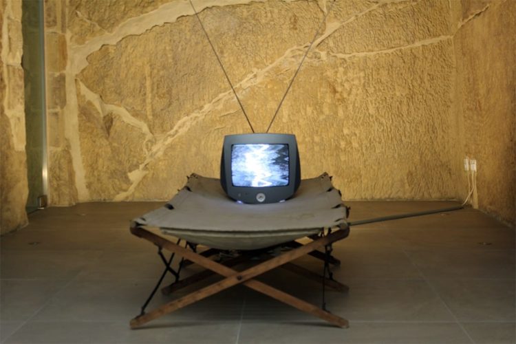 Τα πρότυπα της TV του θεάματος, η «αυτοκτονία» της κοινωνίας