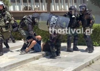 Βίαιη επίθεση των ΜΑΤ στο ΑΠΘ, προσαγωγές φοιτητών (βίντεο)