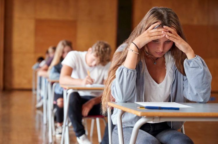 Η γενιά των «σκυμμένων κεφαλιών»;