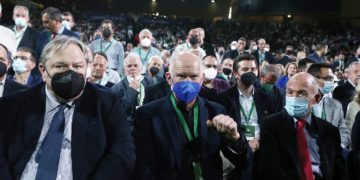 ΠΑΣΟΚ: Συνέδριο αναπαλαίωσης με «φαντάσματα» από το παρελθόν