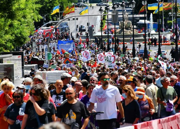 Μεγαλειώδης διαδήλωση ενάντια στη σύνοδο του ΝΑΤΟ