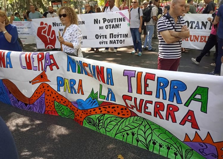 Μεγαλειώδης διαδήλωση ενάντια στη σύνοδο του ΝΑΤΟ