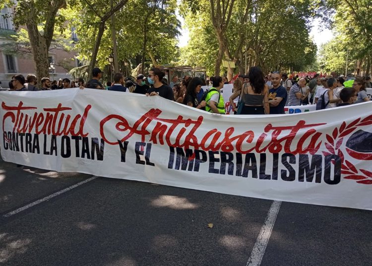 Μεγαλειώδης διαδήλωση ενάντια στη σύνοδο του ΝΑΤΟ