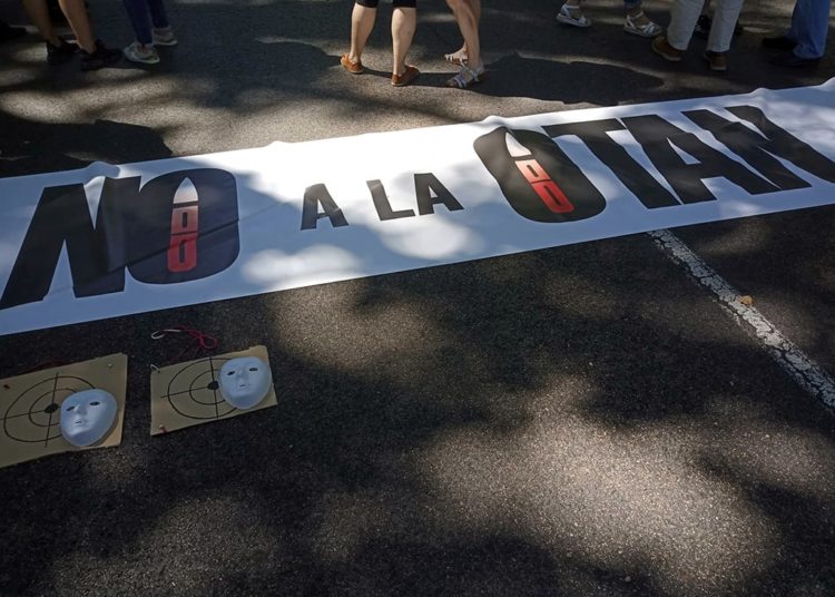 Μεγαλειώδης διαδήλωση ενάντια στη σύνοδο του ΝΑΤΟ