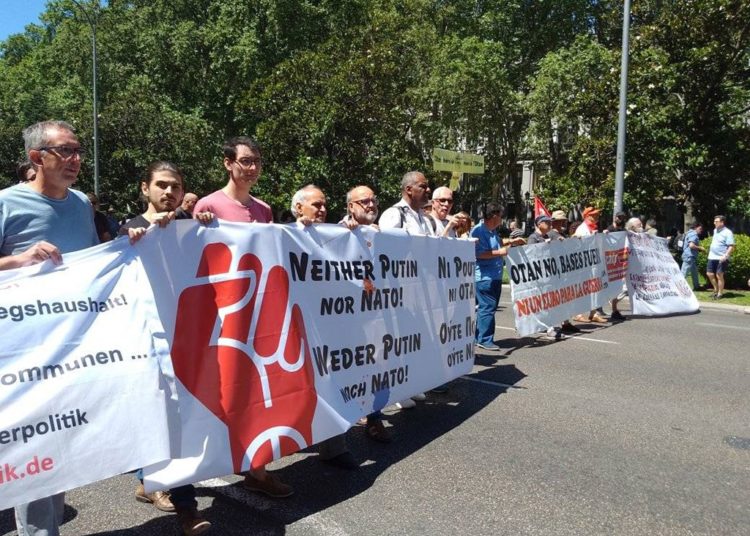 Μεγαλειώδης διαδήλωση ενάντια στη σύνοδο του ΝΑΤΟ