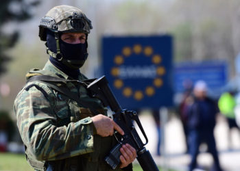 Στήνουν σκηνικό πολέμου κατά προσφύγων-μεταναστών