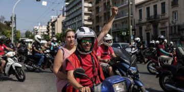 «Κοκκίνησε» η Αθήνα από τους απεργούς της eFood – Απεργία και στα ξενοδοχεία (φωτο-βίντεο)