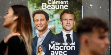 Ο Μακρόν τους διώχνει,  ο Μελανσόν δεν πείθει…