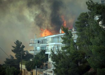 Κυβέρνηση, δήμοι και συμφέροντα αφήνουν απροστάτευτο και «καίνε» τον Υμηττό 