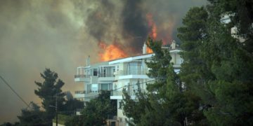 Κυβέρνηση, δήμοι και συμφέροντα αφήνουν απροστάτευτο και «καίνε» τον Υμηττό 