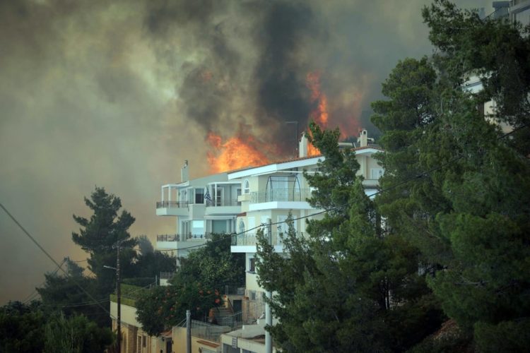 Κυβέρνηση, δήμοι και συμφέροντα αφήνουν απροστάτευτο και «καίνε» τον Υμηττό 