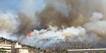 Ξανά στις φλόγες ο Υμηττός, κίνδυνος νέων καταστροφών