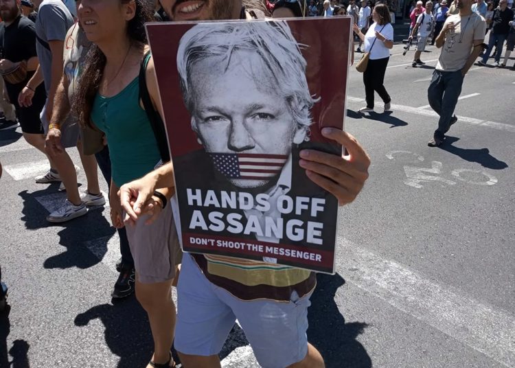 Μεγαλειώδης διαδήλωση ενάντια στη σύνοδο του ΝΑΤΟ