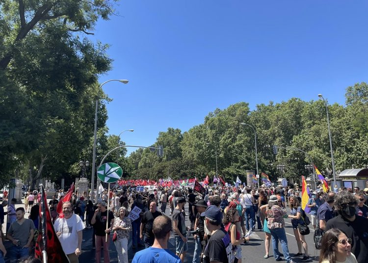 Μεγαλειώδης διαδήλωση ενάντια στη σύνοδο του ΝΑΤΟ