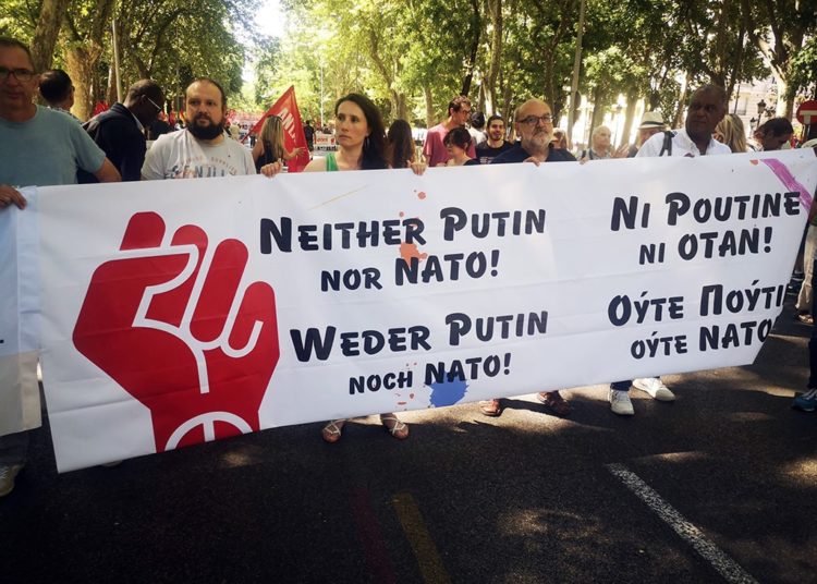 Μεγαλειώδης διαδήλωση ενάντια στη σύνοδο του ΝΑΤΟ