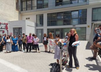 Μεγάλη κινητοποίηση συμπαράστασης στην εκπαιδευτικό Ντίνα Ρέππα