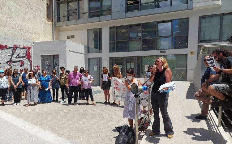 Μεγάλη κινητοποίηση συμπαράστασης στην εκπαιδευτικό Ντίνα Ρέππα